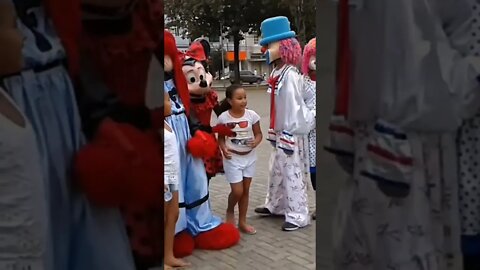 ALEGRIA DAS CRIANÇAS COM FOFÃO, PATATI, PALHACINHA E MINNIE MOUSE DANÇANDO NA PRAÇA