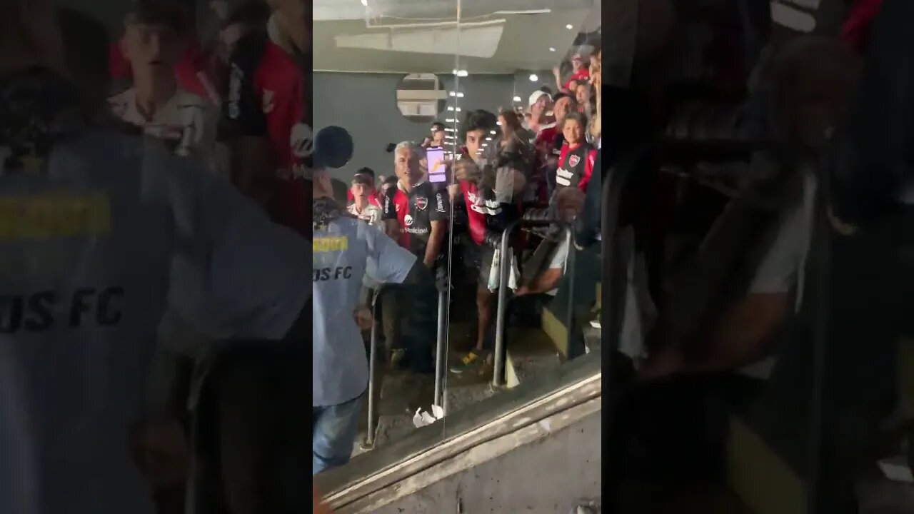 Torcida Argentina do Newells sendo racista na Vila Belmiro - Outro vídeo