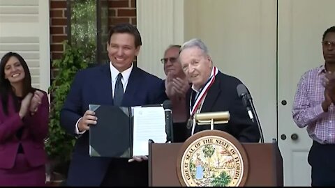 Bobby Bowden receives Florida's Medal of Freedom