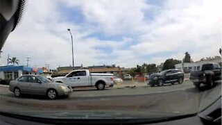 Funcionário distraído bate no carro de seu chefe