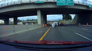 Plástico cobre para-brisas em plena autoestrada