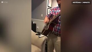 Bebê fica impressionado com o seu pai tocando violão