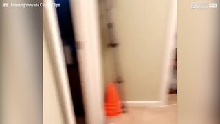 Ce garçon sait jouer aux jeux vidéo tout en équilibrant un ballon de basket sur ses pieds