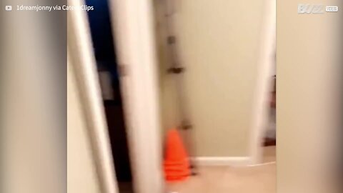 Ce garçon sait jouer aux jeux vidéo tout en équilibrant un ballon de basket sur ses pieds