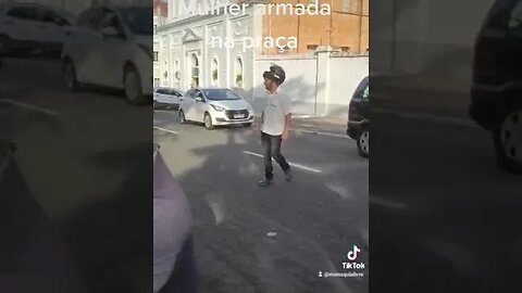 Mulher armada na praça