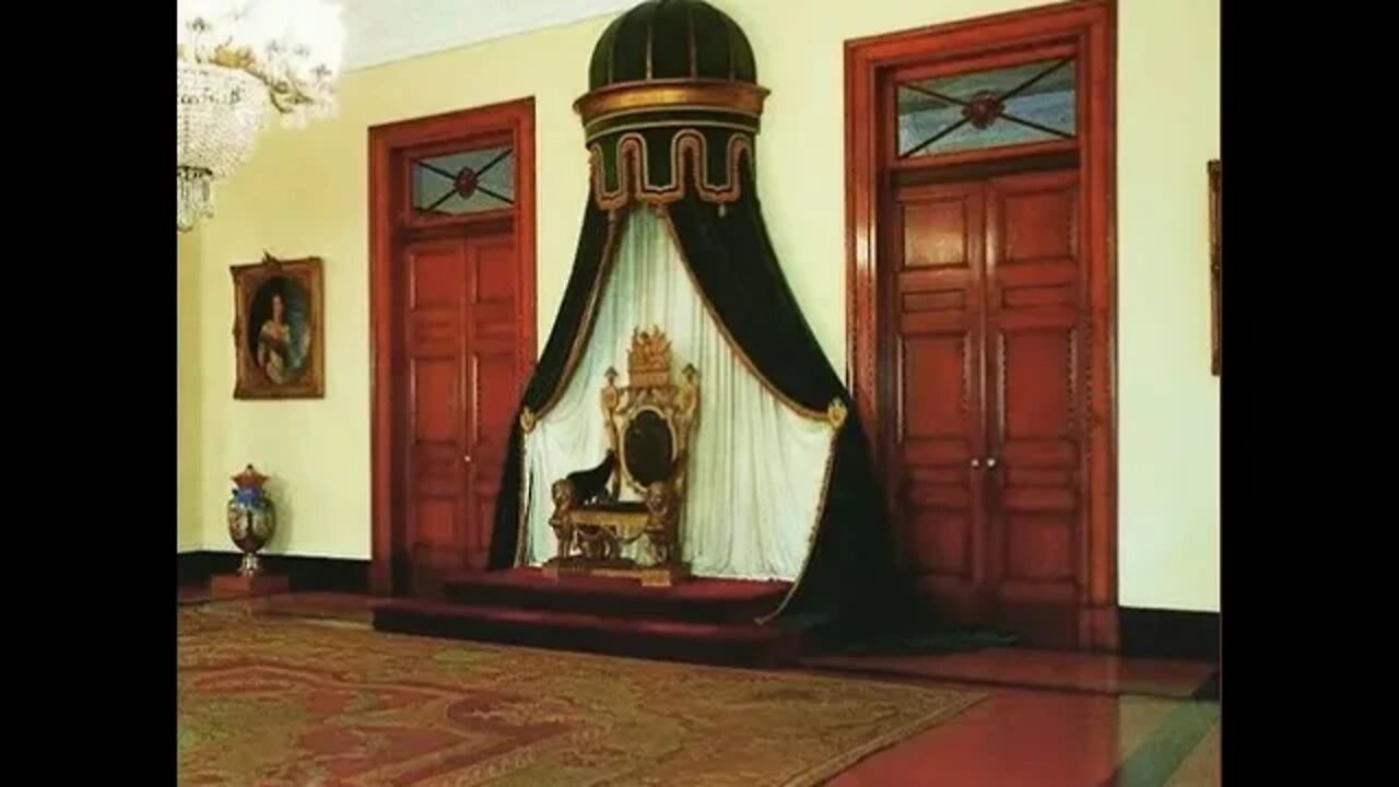 Sala do Trono, em Petrópolis. De Isabel I, legitimamente, o trono aguarda o Monarca da Restauração