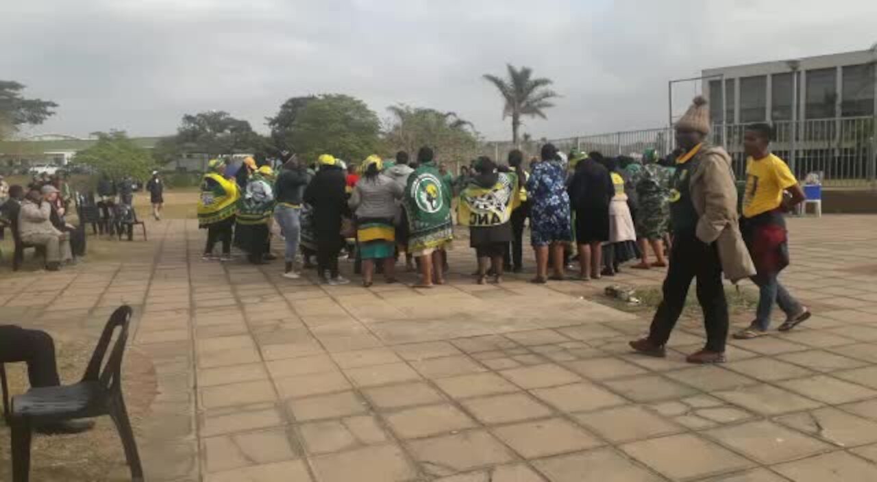 WATCH: Gumede supporters gather outside court for mayor's second appearance (oxz)