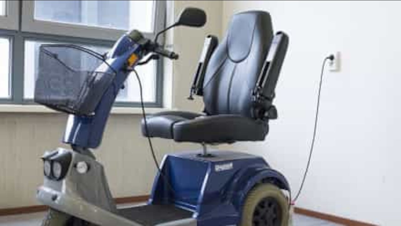 Scooter de mobilidade passeia por estrada movimentada