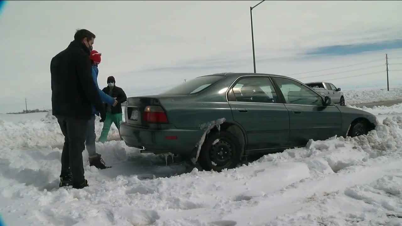 Good Samaritans help drivers after storm