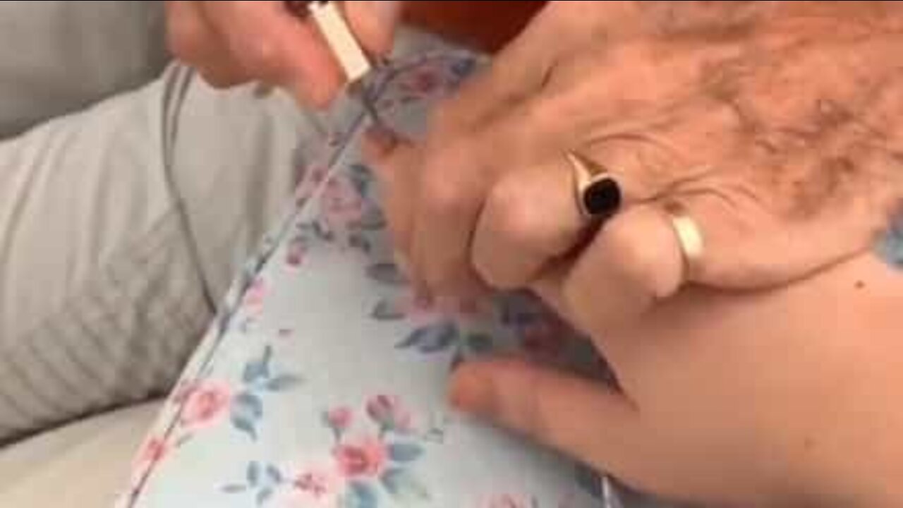 Le grand-père de cette fillette hospitalisée lui fait les ongles