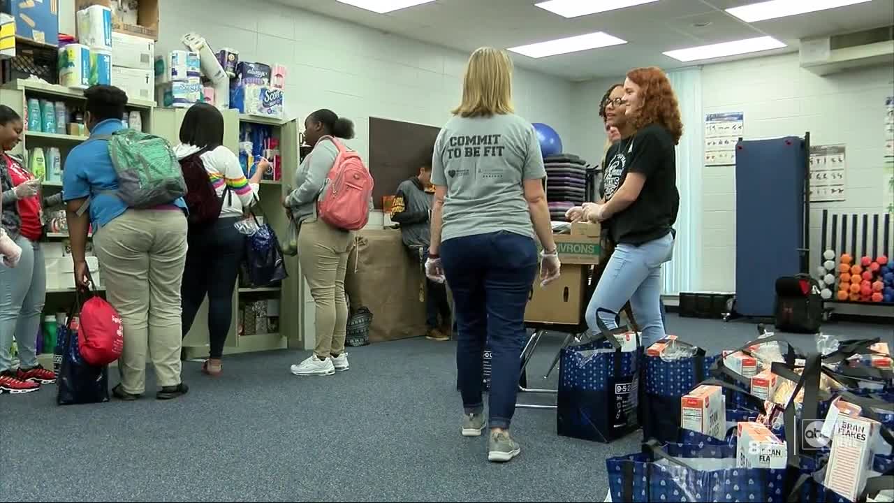 Feeding Tampa Bay supplies families with food