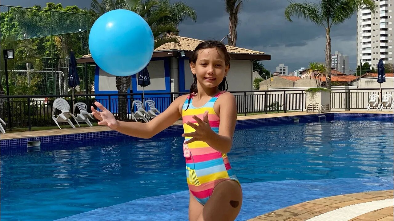 FUTEBOL NA PISCINA! 3 irmãs demais
