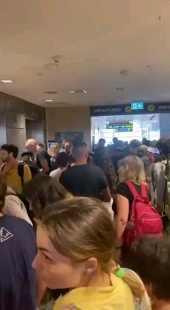 Israelis r FLEEING the country. Scenes from Ben Gurion airport.Over half a million have left already