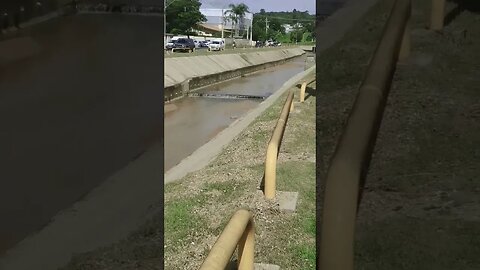 sujeira no rio da avenida invernada Valinhos-SP