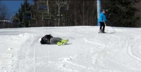 Après une journée de ski, ce garçon ne sent plus ses pieds