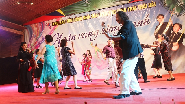 Wonderful Lam Vong traditional of Laos