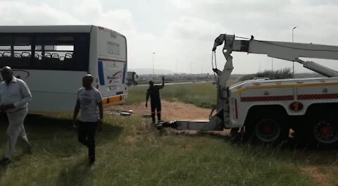 SOUTH AFRICA - Johannesburg - Bus Accident N12 - Video (G4N)