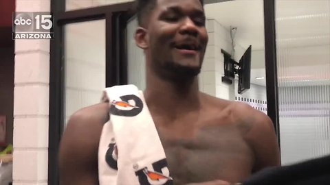 Deandre Ayton interrupts interview to get towels for teammates - ABC15 Sports