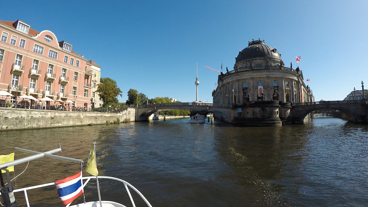 Time lapse captures boat bridge trip in Berlin