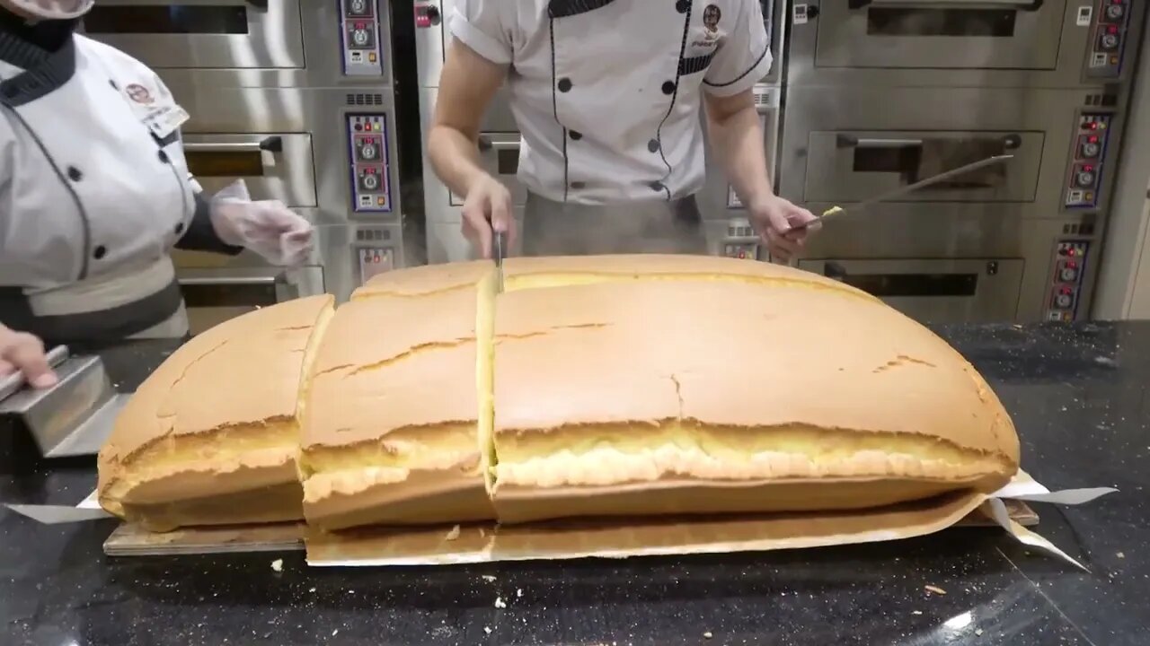 Original Jiggly Cake Cutting