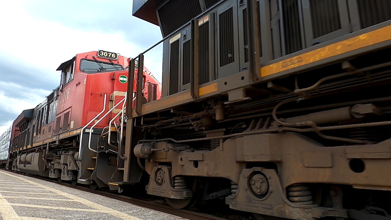 CN 2902 & CN 3076 Locomotives Westbound Manifest Train In Sarnia
