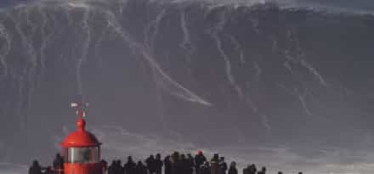 Sebastian Steudtner cavalca le onde giganti di Nazaré