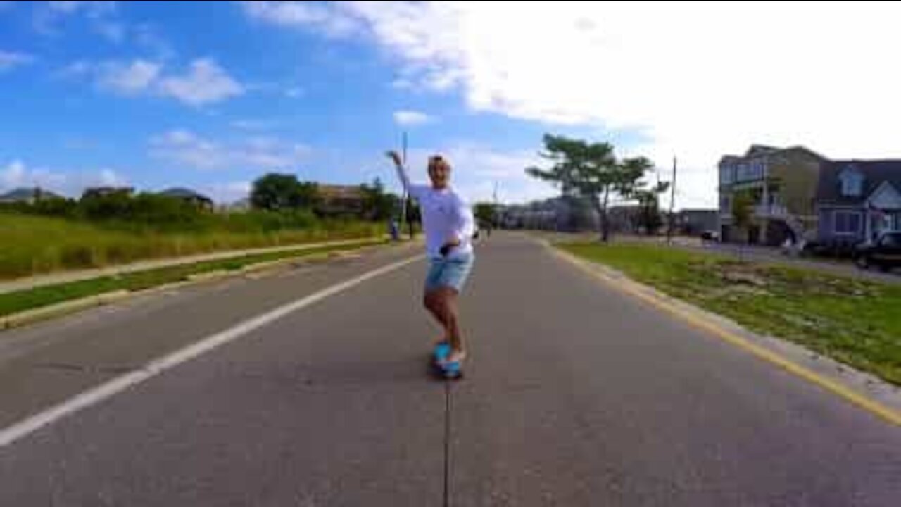 Jovem skatetista sofre queda dolorosa no asfalto