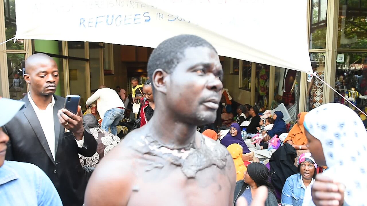 SOUTH AFRICA - Cape Town - Foreign nationals protest outside the UNHCR offices in Cape Town (Video) (fyE)
