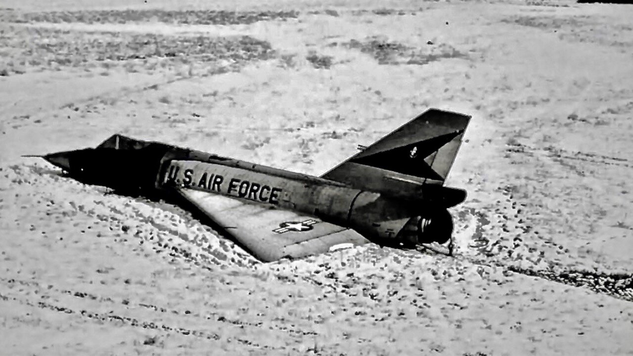 Fighter Jet Lands by Itself Perfectly After Pilot Ejects - "The Cornfield Bomber"