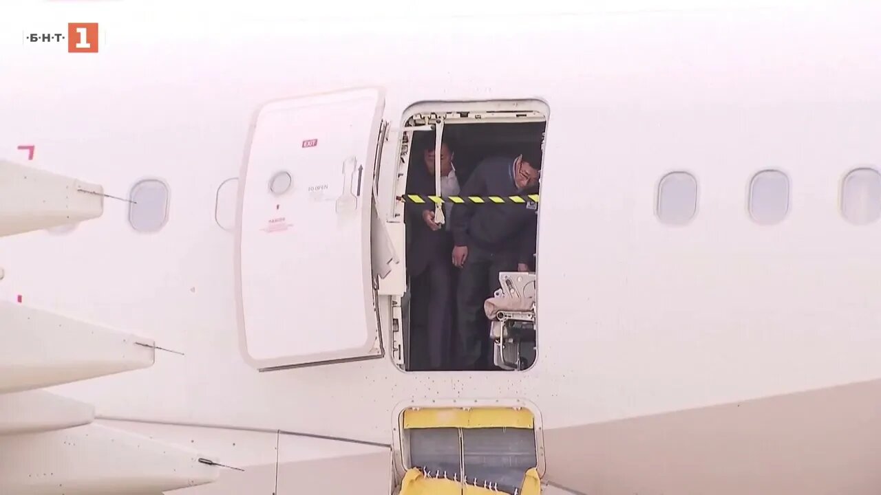 Инцидент във въздуха Мъж отвори авариен изход на самолет по време на полет