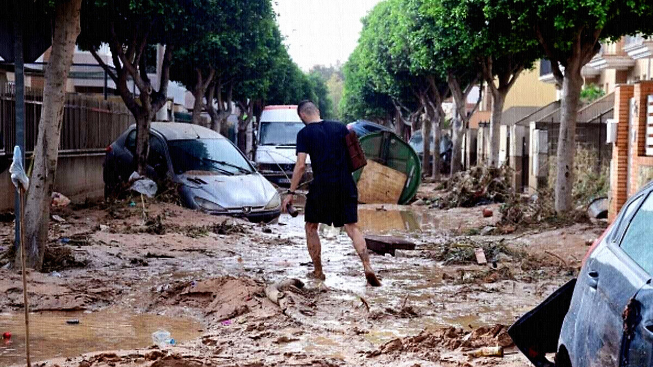 #ANCHE LA SPAGNA SOTTO CHOC - “A VALENCIA LA DISASTROSA, RECENTE ALLUVIONE HA CAUSATO QUASI 200 MORTI E OLTRE 120.000 SFOLLATI!!”👿👿👿 =NON LA FARANNO FRANCA TUTTI QUELLI CHE ABBIAMO AVUTO TRA I PIEDI!!=😇💖🙏