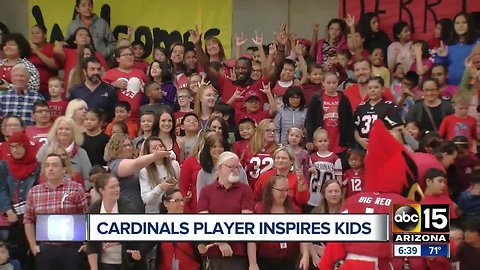 Cardinals Derrick Coleman visits Phoenix students who are deaf to share his inspiring journey