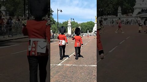 Make way for the kings guard #buckinghampalace