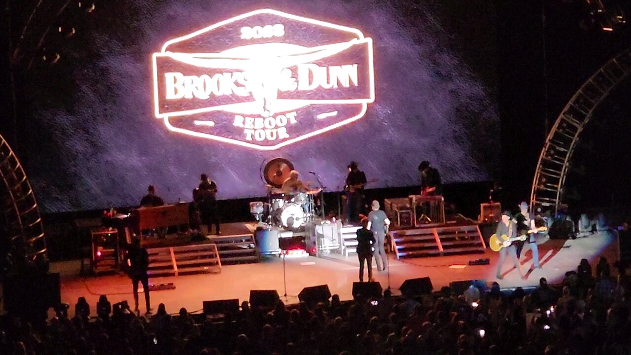 Brooks & Dunn - Put a Girl in It 6-3-2023 St Paul