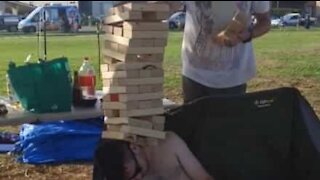 Une partie de Jenga extrêmement périlleuse