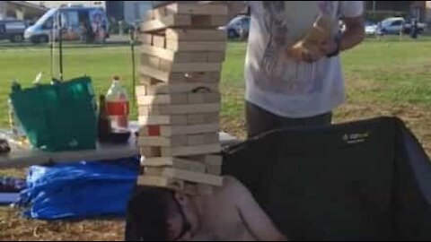 Une partie de Jenga extrêmement périlleuse