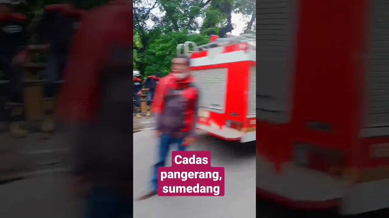 mobil tertimpa batu besar di cadas pangeran sumedang