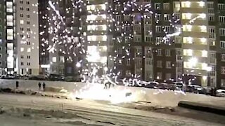 Fogos de artifício explode nas mãos de homem