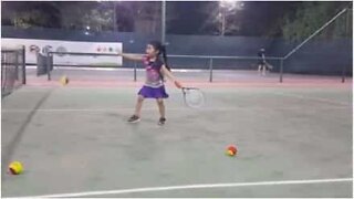 Bimba di 4 anni si dimostra asso del tennis