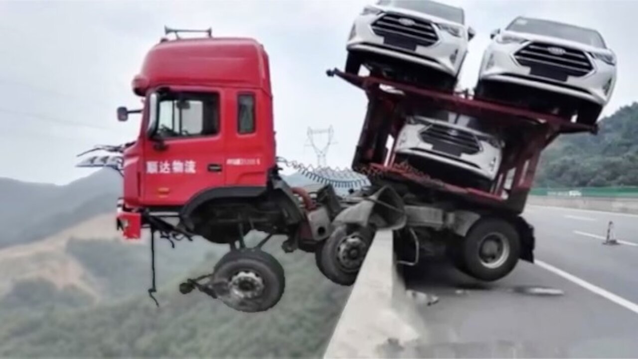 Most Dangerous Idiots Truck Fails 2021