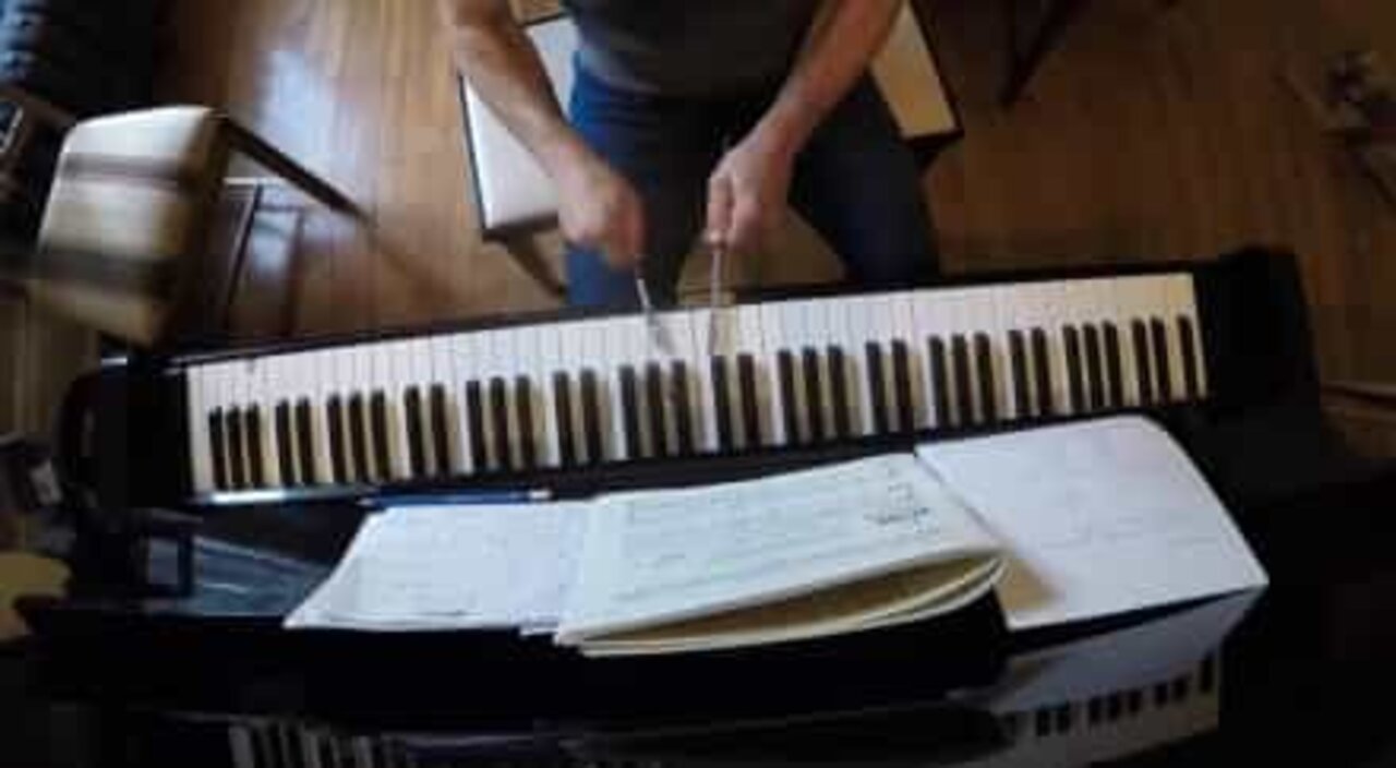 Mies soittaa pianoa syömäpuikoilla!