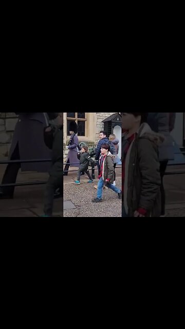 Kids copy the kings guard marching #toweroflondon