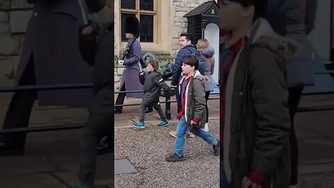 Kids copy the kings guard marching #toweroflondon