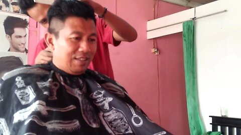 Potong Rambut a'Apung Satpam Pabrik di Karawang