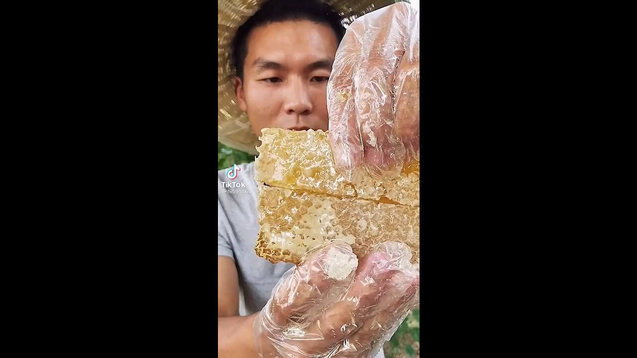 Eating honey is really delicious-Viral Video