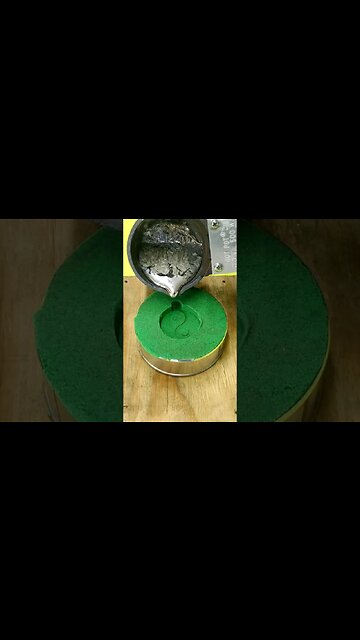 Pouring Molten Metal on Kinetic Sand #shortsfeed #shorts #kineticsand