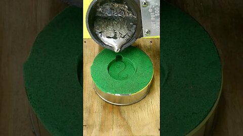 Pouring Molten Metal on Kinetic Sand #shortsfeed #shorts #kineticsand