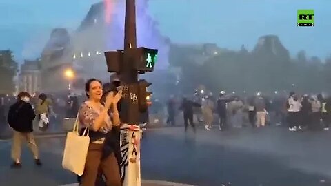 Paris use water cannon part 2