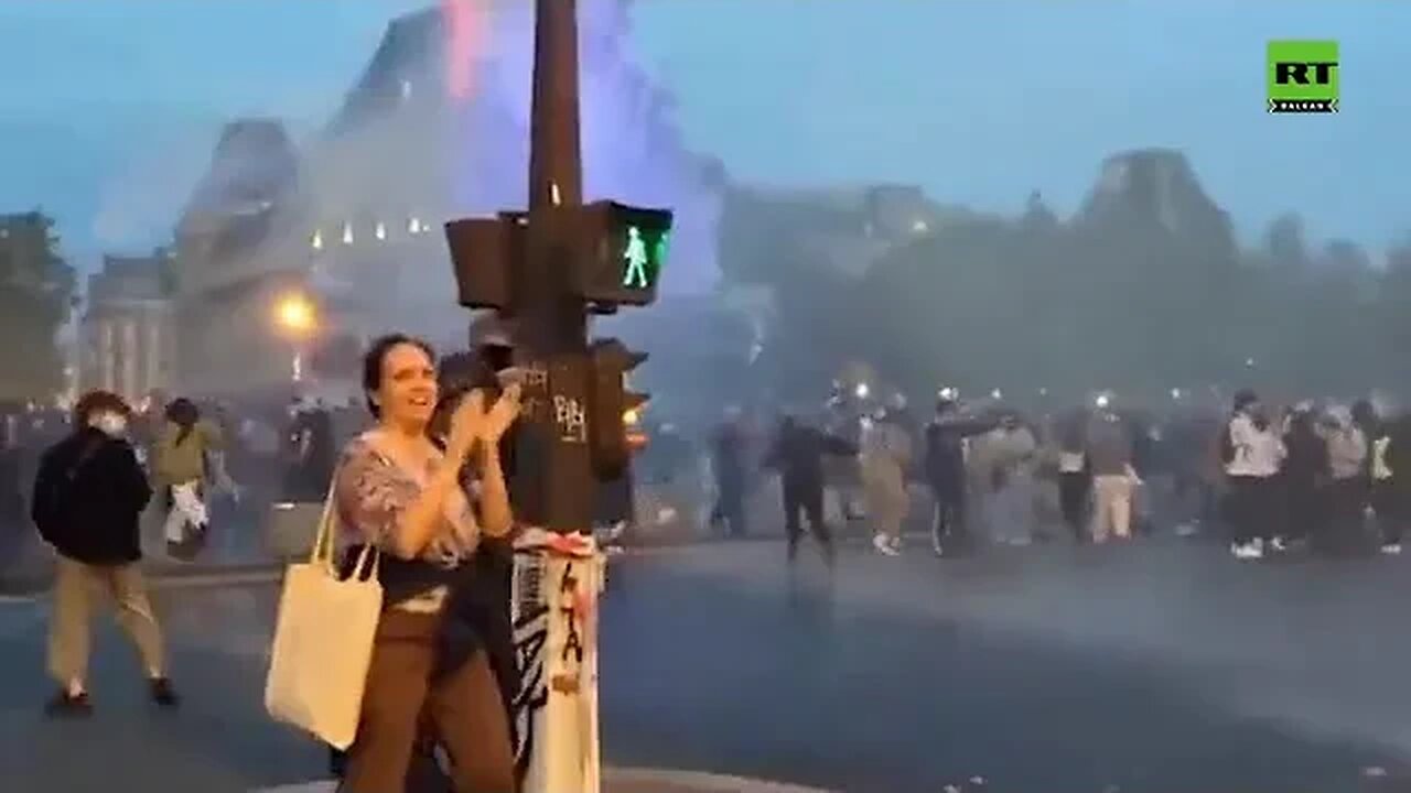 Paris use water cannon part 2