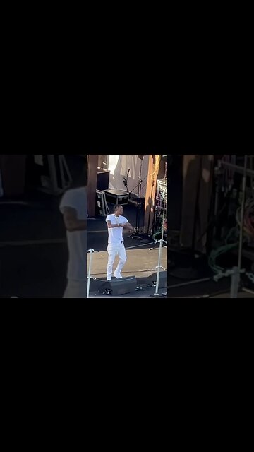 Everybody pay attention 🤔